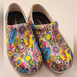 Easy Street Women's Flower Child 60s Colorful Slip Resistant Clog Shoes, sz 6